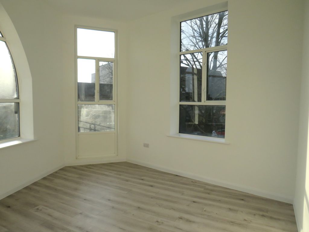 Property photo 1 of 9 Living Room