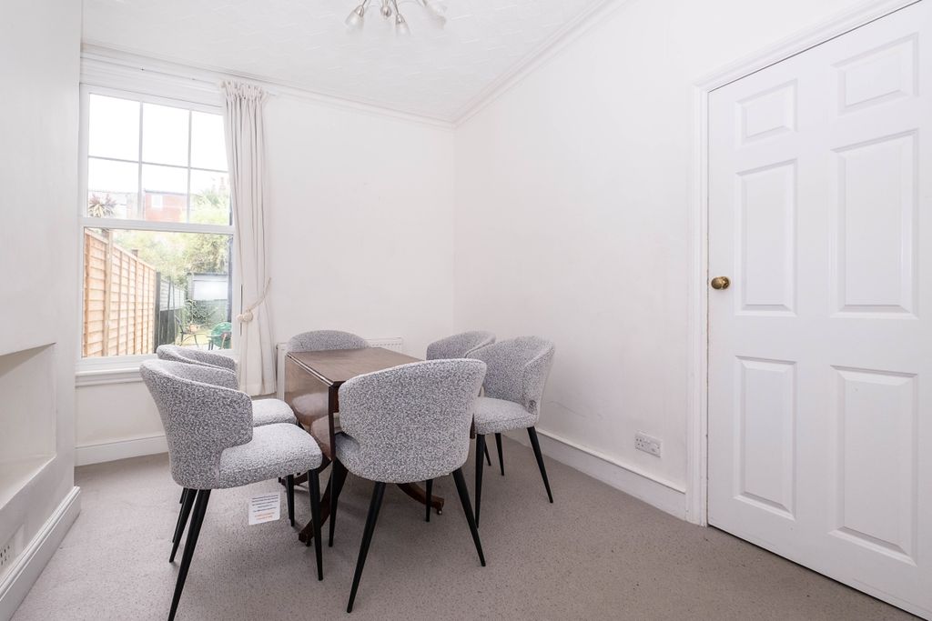 Property photo 2 of 17 158-Clonmore-Stre...