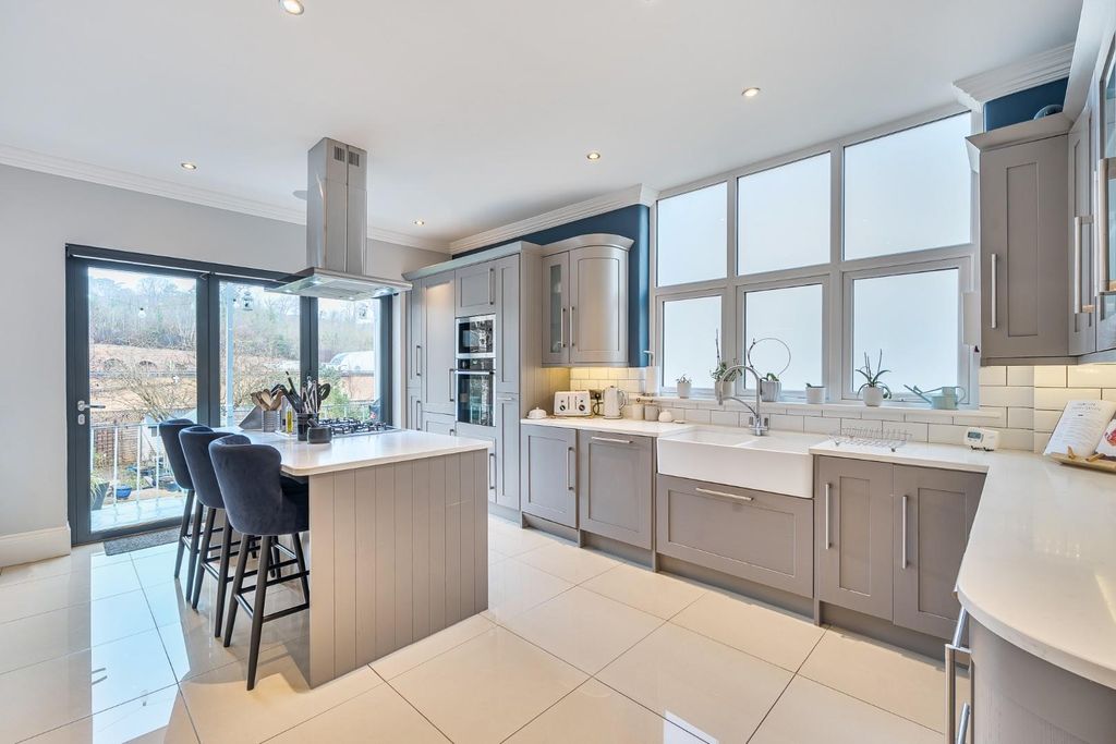 Property photo 3 of 22 Reddown Road