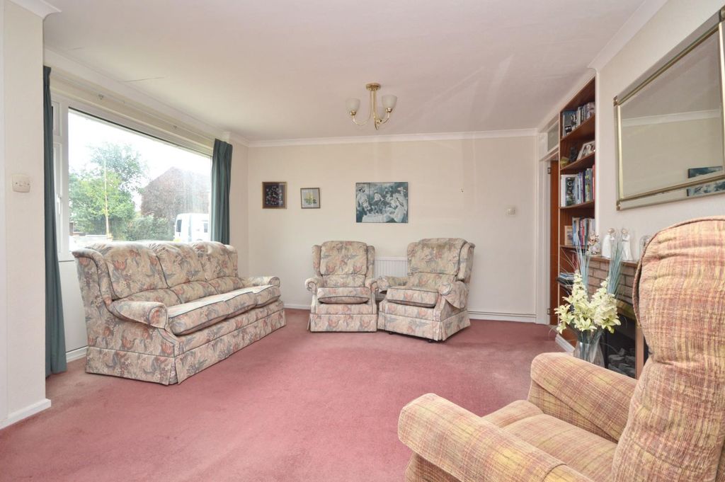 Property photo 3 of 17 Living Room