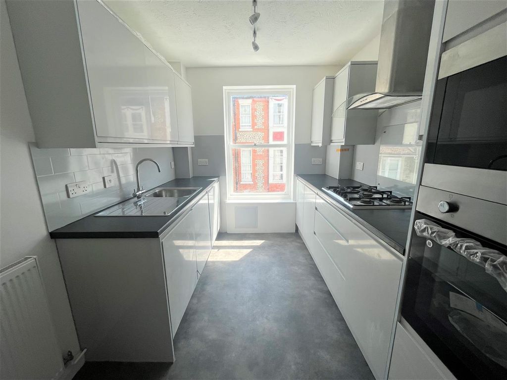 Property photo 3 of 7 Kitchen