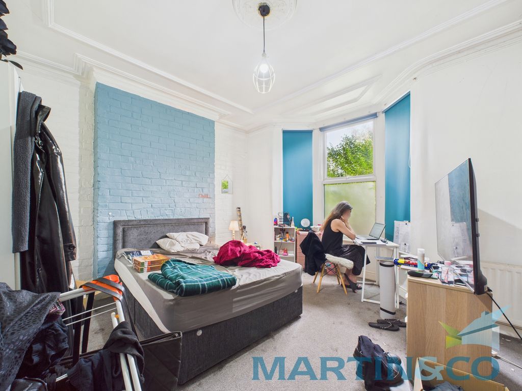 Property photo 3 of 27 Cam01870G0-Pr0164-Still001