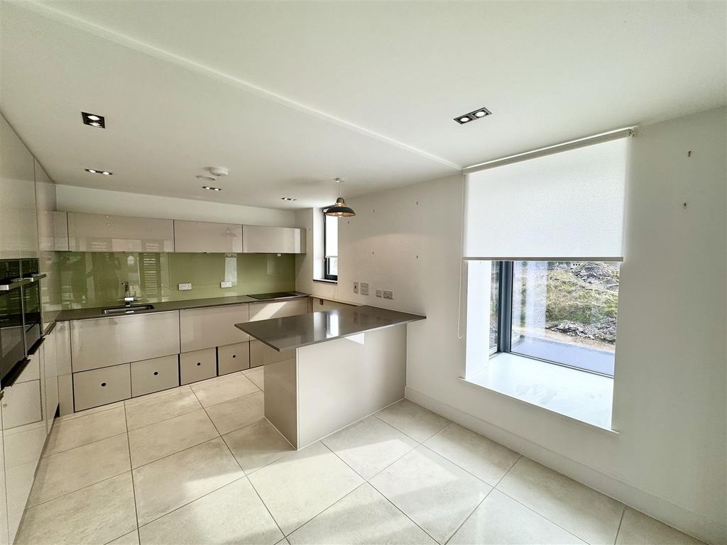 Property photo 3 of 17 Kitchen/Family Living Room