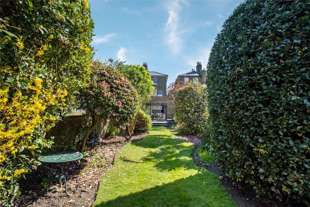 Property photo 3 of 14 Garden