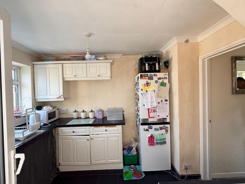 Property photo 3 of 14 Kitchen
