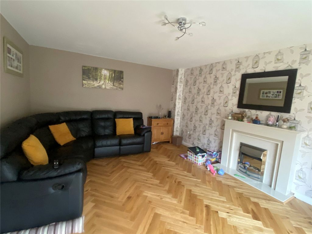 Property photo 3 of 19 Lounge