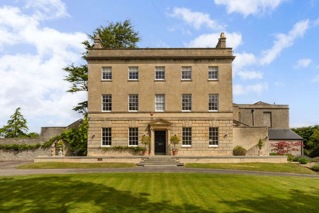 Property photo 1 of 27 Saltford House