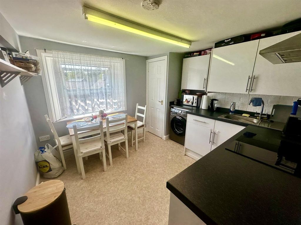 Property photo 2 of 8 Kitchen Diner (1/2)