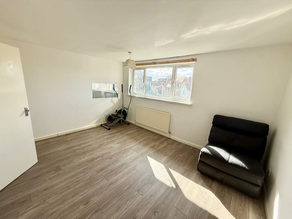 Property photo 3 of 9 4965883