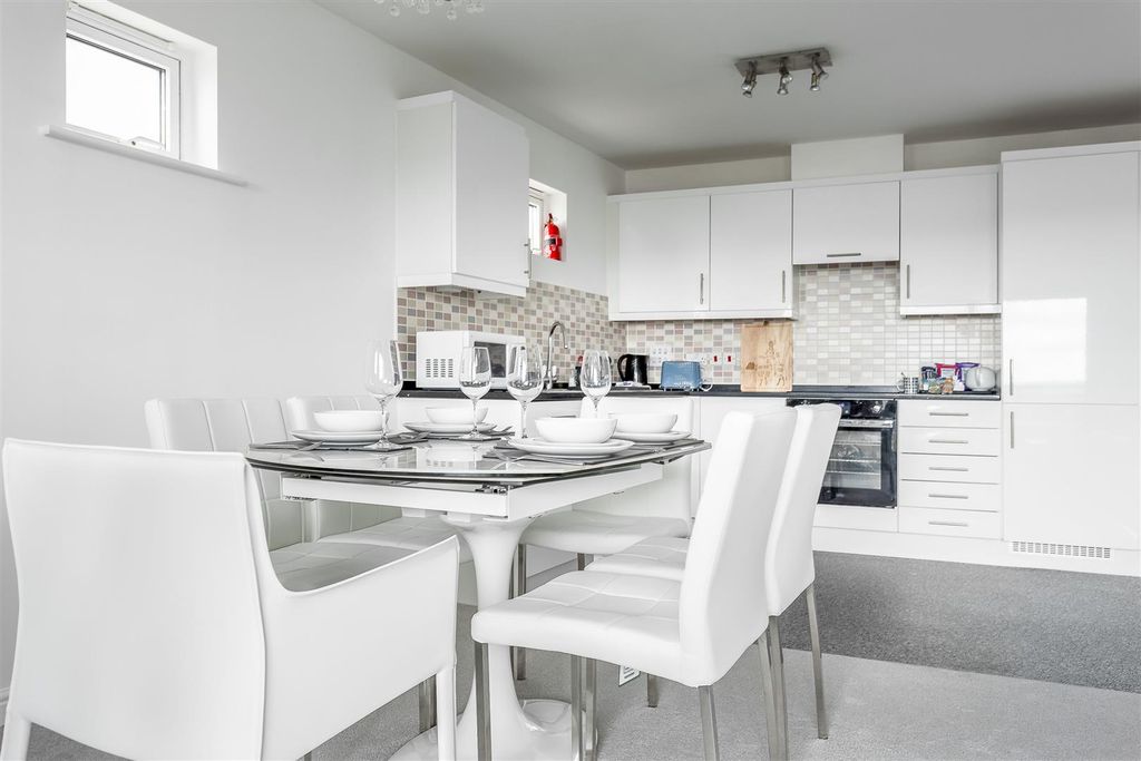 Property photo 3 of 25 Beachpoint-Flat12Aguillemothouse-Ph1_Print.Jpg