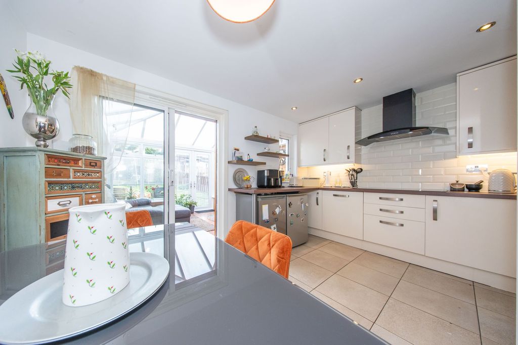 Property photo 3 of 31 Dining Kitchen