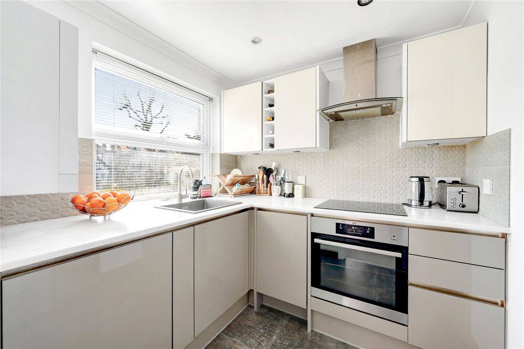 Property photo 3 of 10 Kitchen