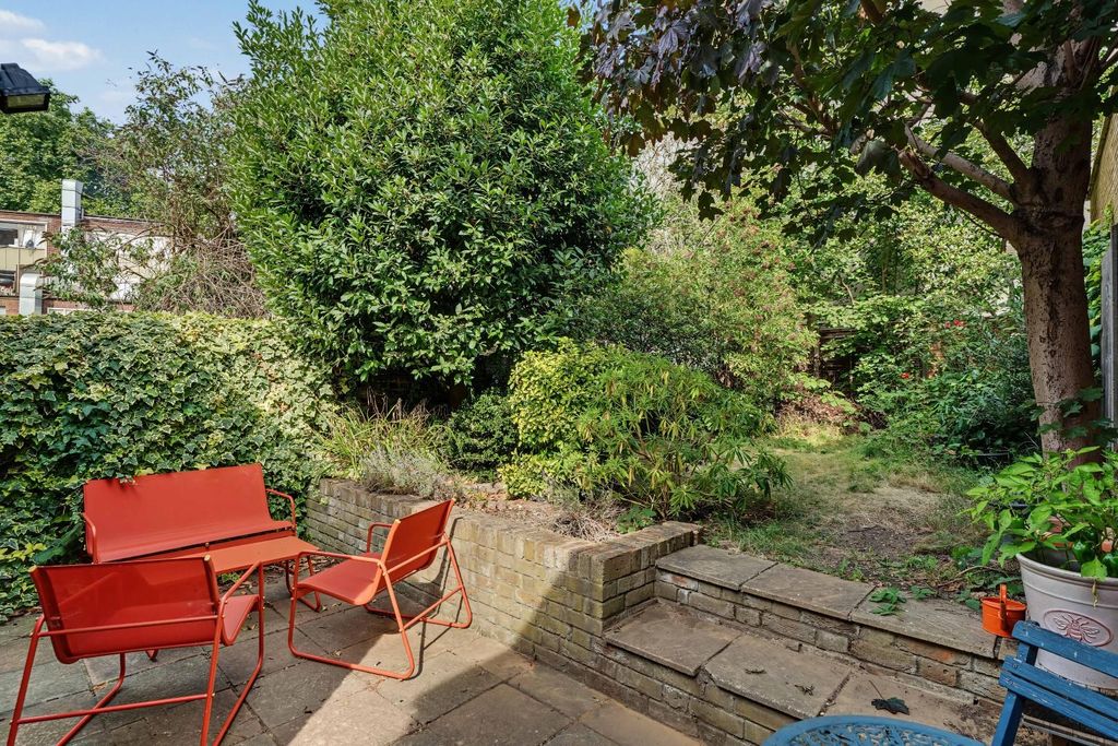 Property photo 2 of 12 Garden