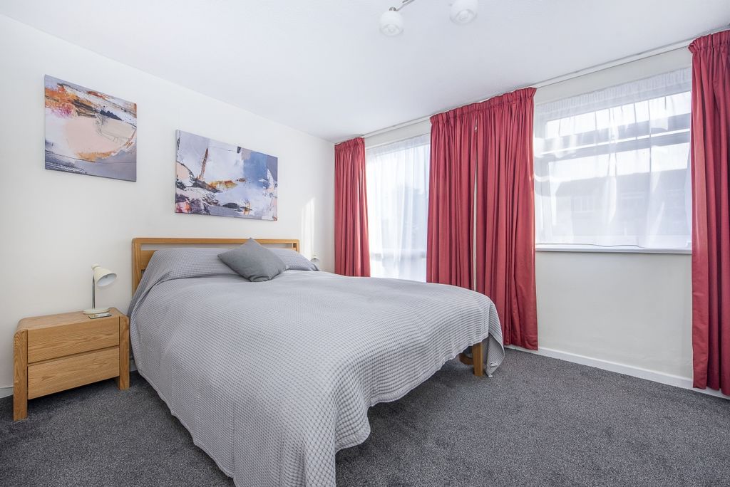 Property photo 3 of 10 .