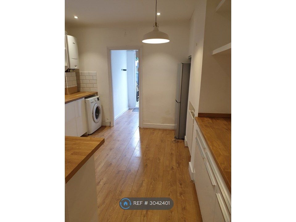 Property photo 2 of 9 Kitchen
