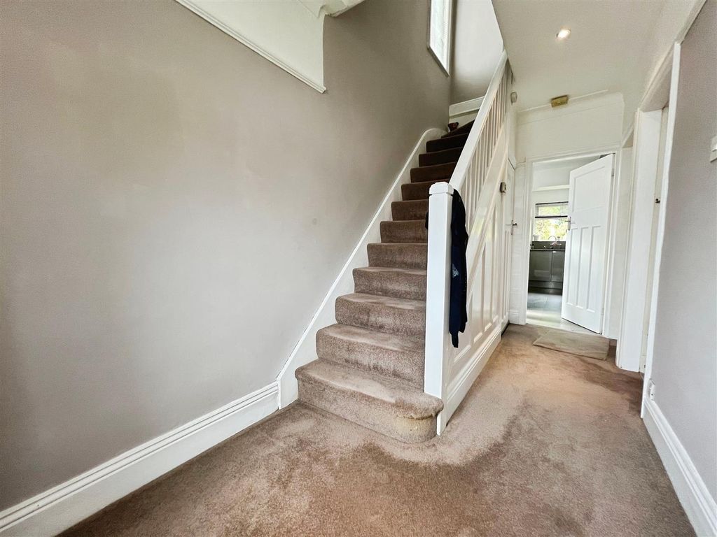 Property photo 2 of 35 Entrance Hall