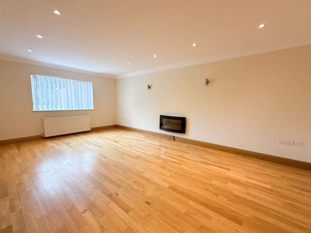 Property photo 2 of 12 Lounge