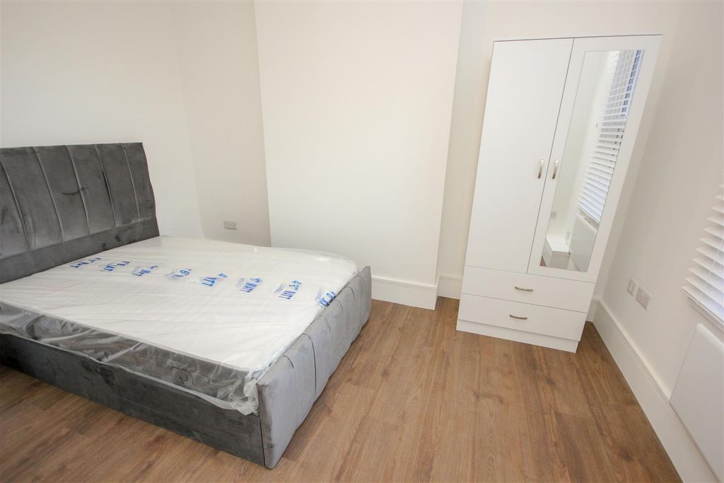 Property photo 2 of 14 Room 4.Jpg