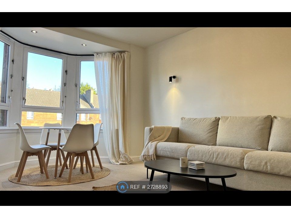 Property photo 1 of 21 Livingroom