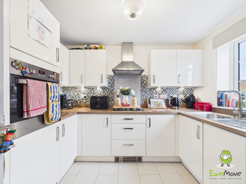 Property photo 3 of 18 Ewemove Estate Agents Basingstoke - Bye Crescent