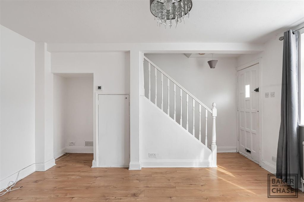 Property photo 3 of 20 Lounge