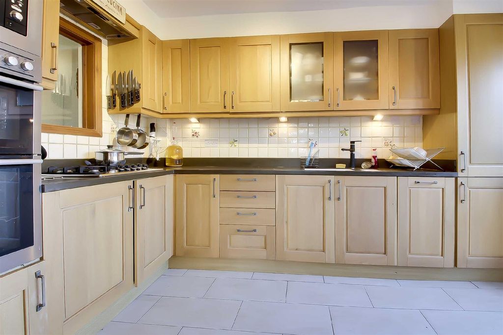 Property photo 2 of 26