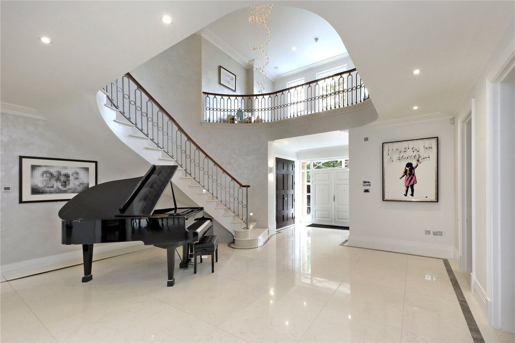 Property photo 3 of 19 Entrance Hall
