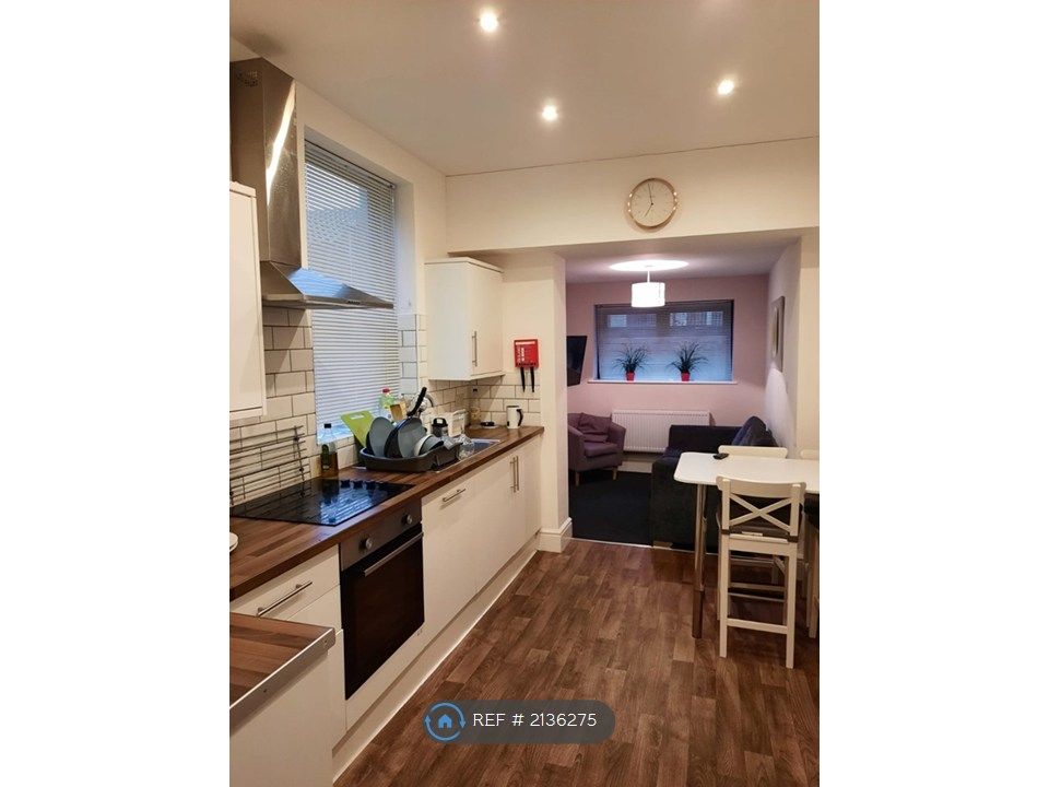 Property photo 2 of 6 Commual And Kitchen Area