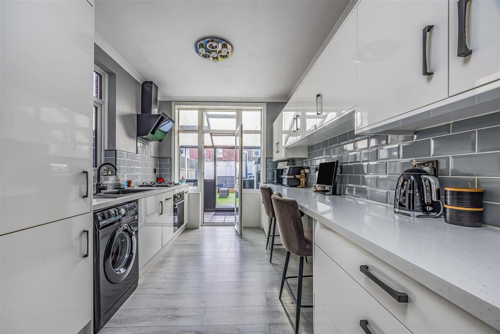 Property photo 2 of 22 64 Westbourne Road, Portsmouth-Small-Porticomarket