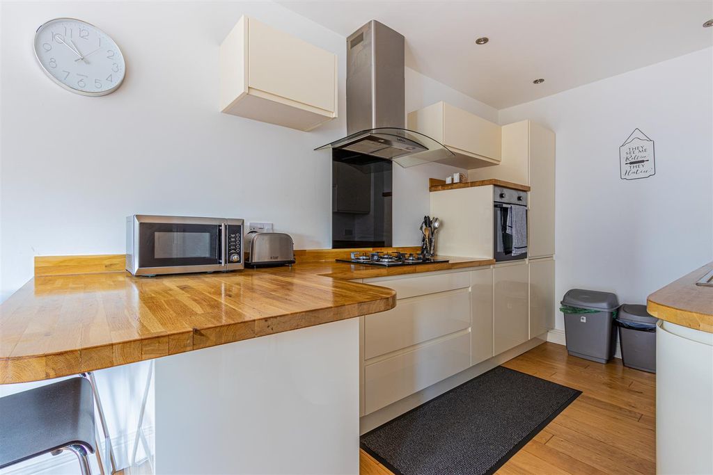 Property photo 2 of 12 Llantrisant Road 42 Lower (4 Of 12).Jpg
