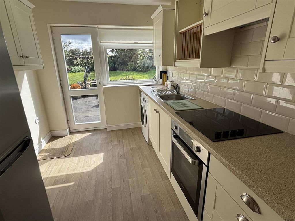 Property photo 3 of 6 Kitchen