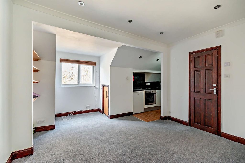 Property photo 2 of 7 8662194-Interior11-800.Jpg