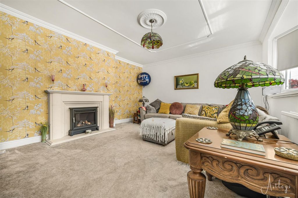 Property photo 3 of 17 Lounge