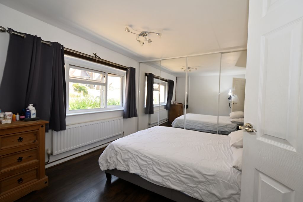 Property photo 3 of 8 Bed 1