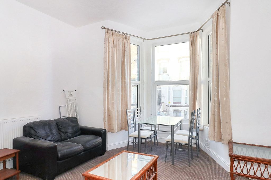 Property photo 3 of 11 Flat 4, 2-8 Athelstan Road, Margate, Ct9 2Bf