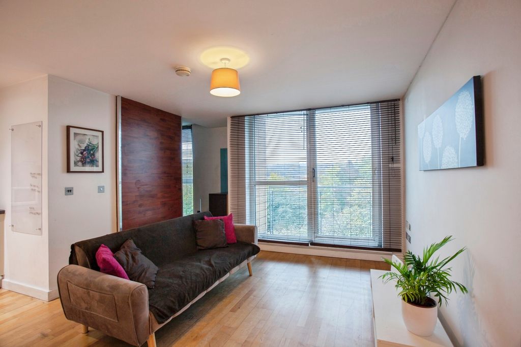 Property photo 2 of 17 Lounge