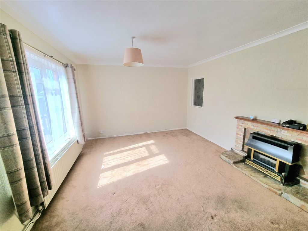 Property photo 2 of 21 Living Room