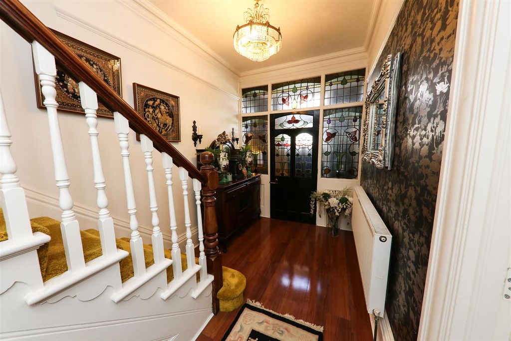 Property photo 2 of 34 Entrance Hall