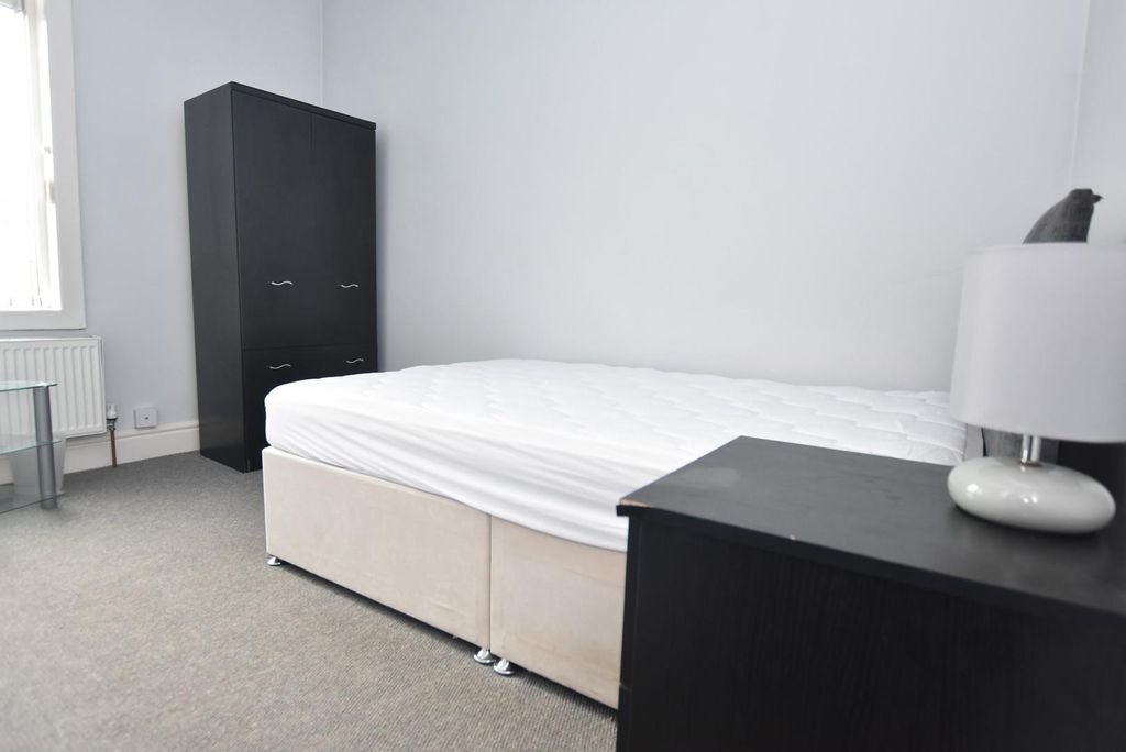 Property photo 2 of 9 Room 4.Jpg