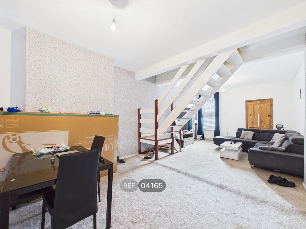 Property photo 2 of 12 Living/Dining Room