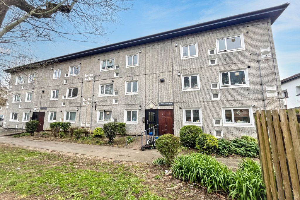 Property photo 1 of 11 57 Squirrel Close, Hounslow, Middlesex, Tw4 7Nu