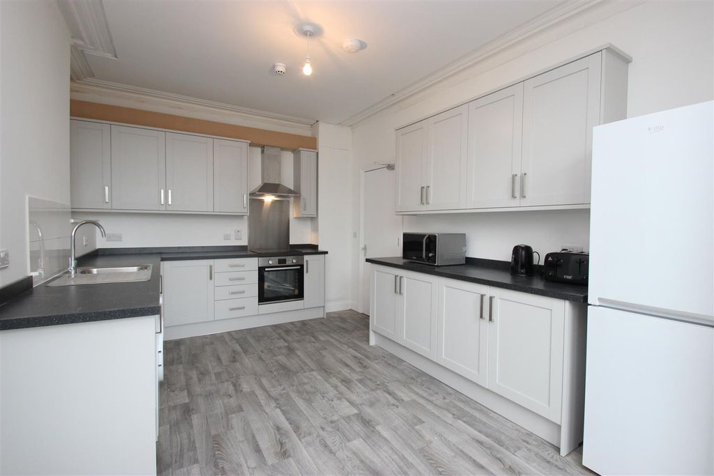 Property photo 3 of 4 221 Iffley Kitchen 2.Jpg