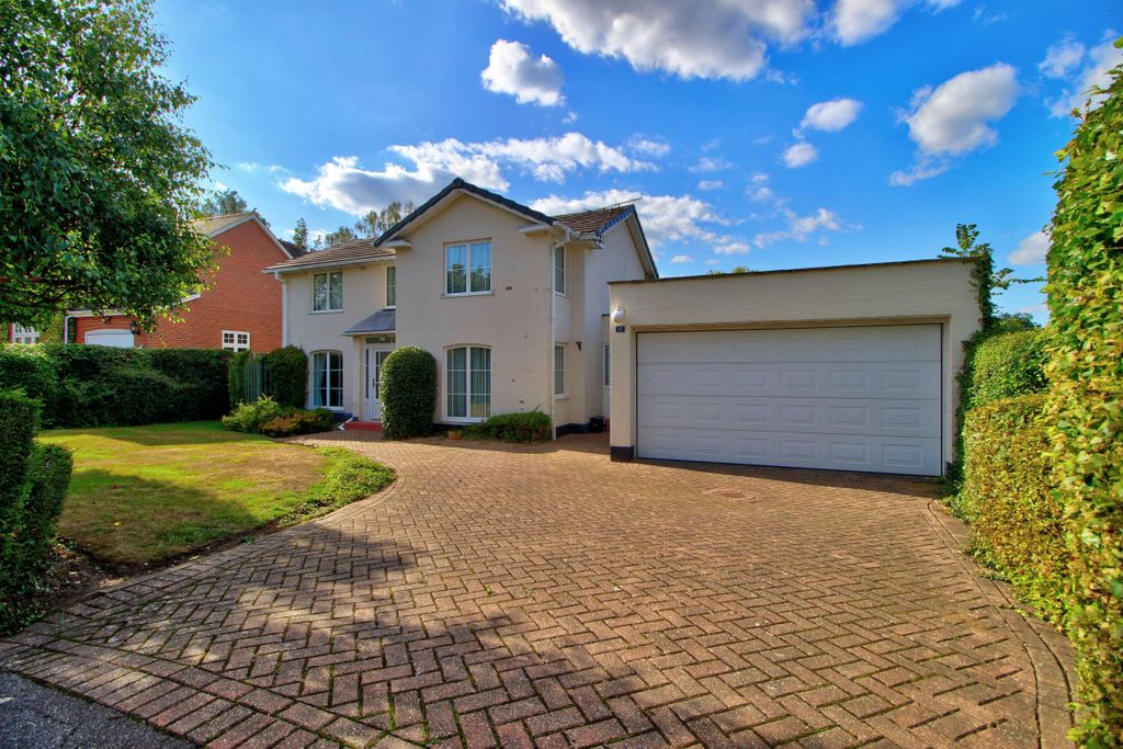 Property photo 1 of 19 Spacious Driveway