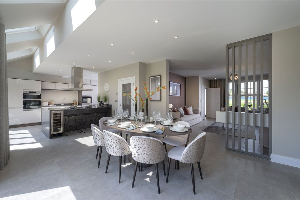Property photo 1 of 12 The Knightley