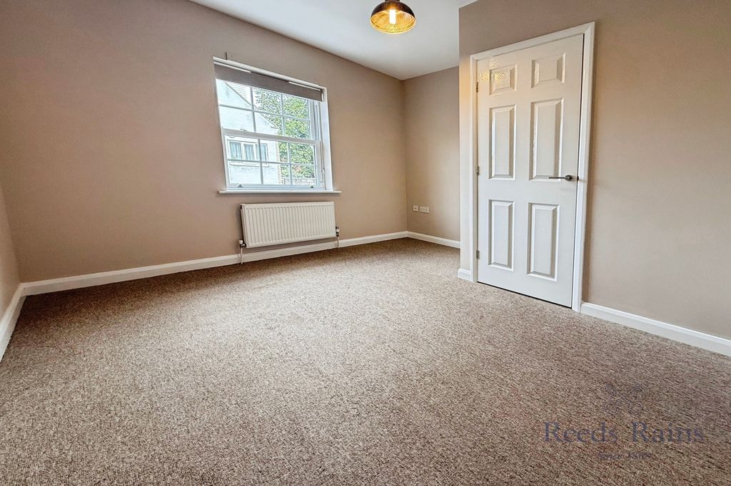 Property photo 3 of 11 Living Room