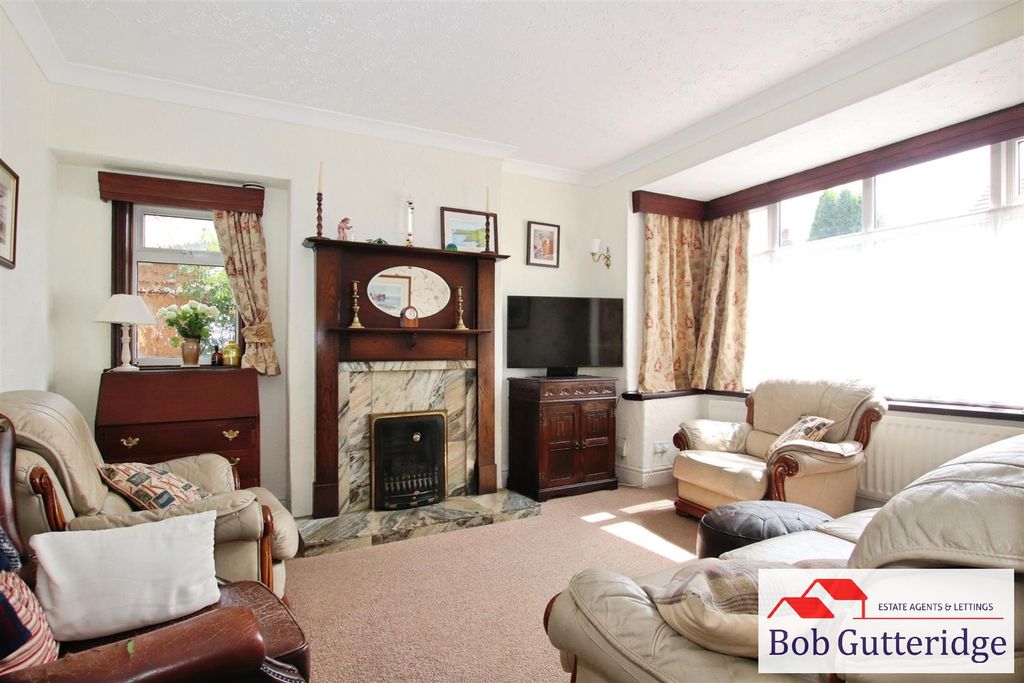 Property photo 2 of 27 Bay Fronted Lounge