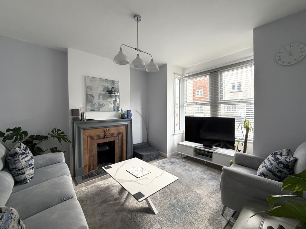 Property photo 3 of 16 Lounge