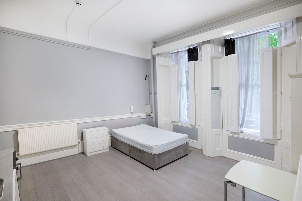 Property photo 1 of 5 Studio To Rent