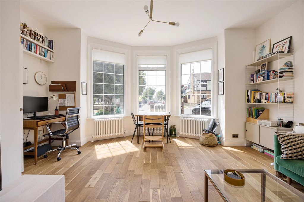 Property photo 2 of 30 Chelmsford Road, E18