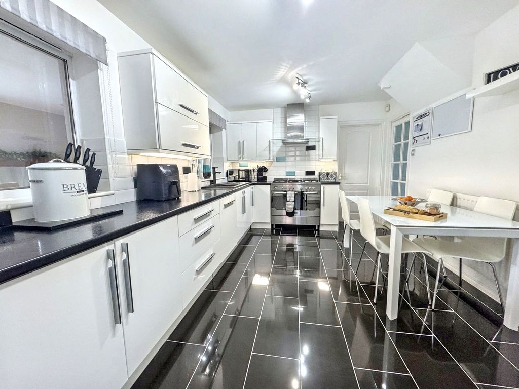 Property photo 2 of 32